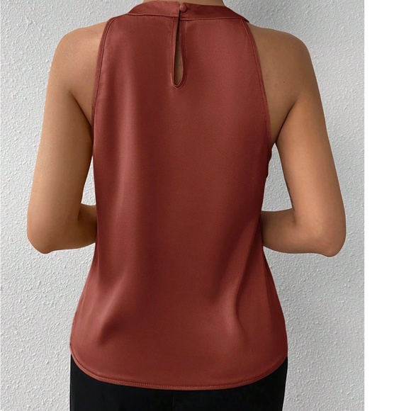 Classic Magenta Satin Pleated Solid Tank Top - Picture 5 of 12